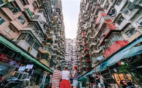 Check-in sống ảo ở những địa điểm nổi tiếng như Chung cư Monster Building