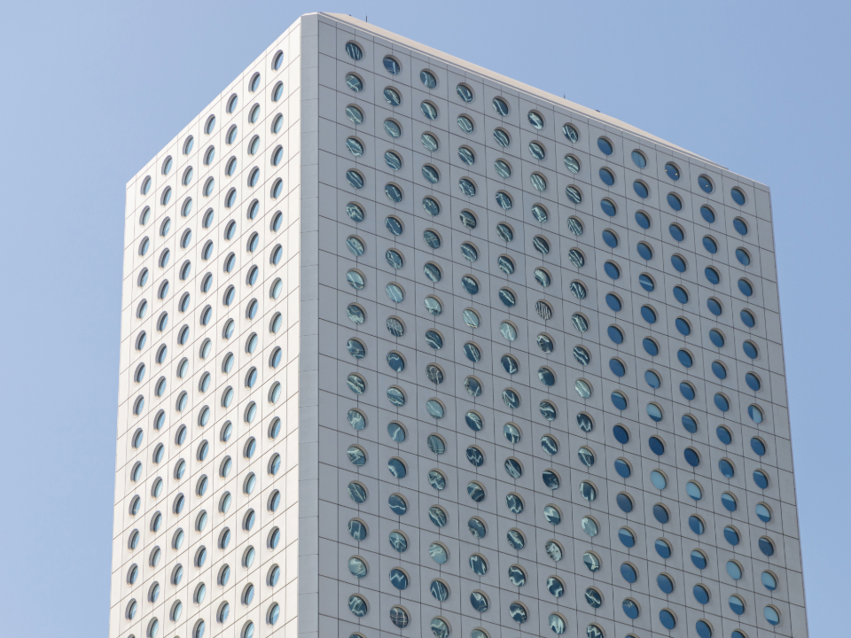 Jardine House – tòa nhà có nhiều cửa sổ tròn (“Eye of the building”), được tin là mang lại tài lộc.