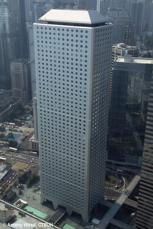 Jardine House – tòa nhà có nhiều cửa sổ tròn (“Eye of the building”), được tin là mang lại tài lộc.